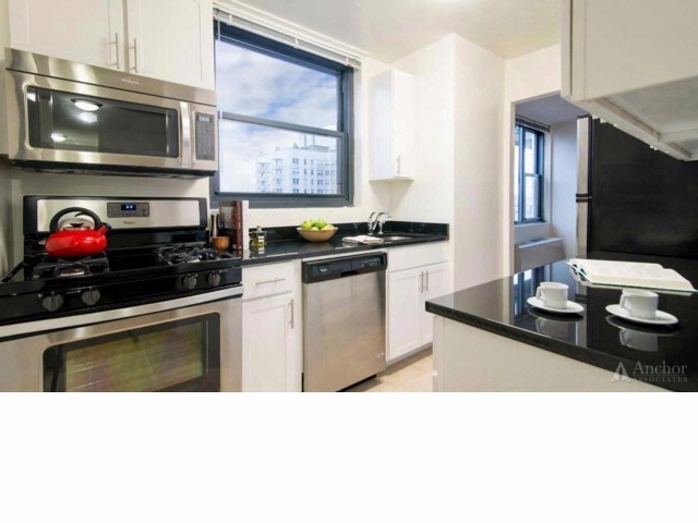 Primary Photo - 245 E 40th St