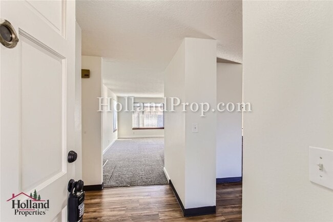 Building Photo - Single level 3 bedroom home located in Cor...