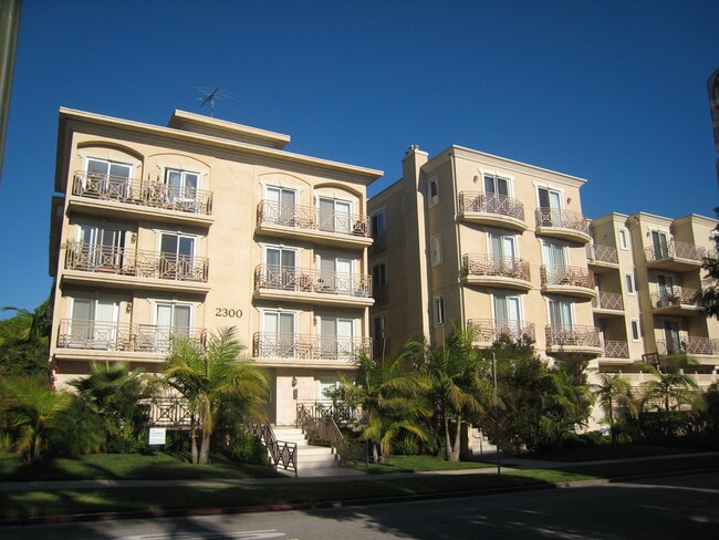 Building Photo - 2300 Fox Hills Dr