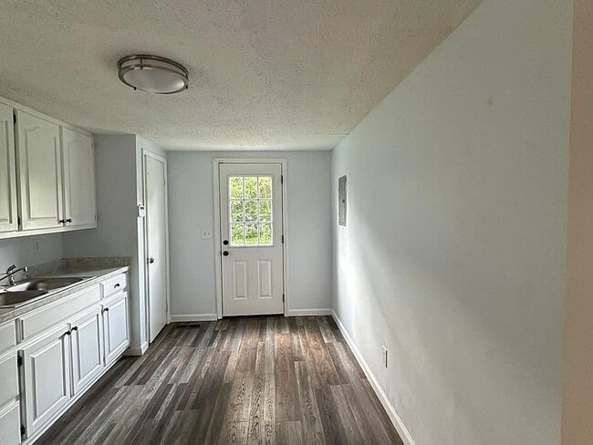 Foto del edificio - 736 Faust Rd