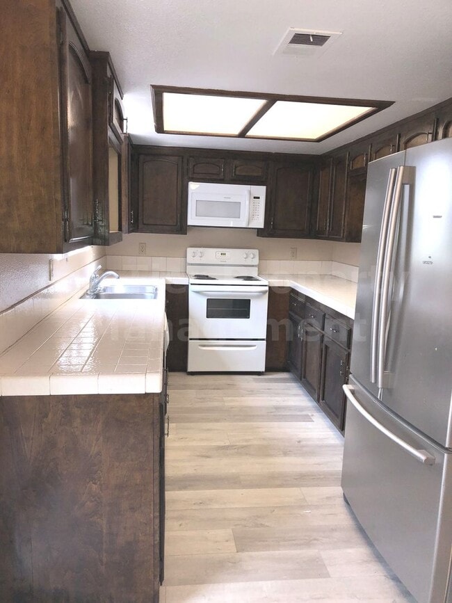 Building Photo - ***2 Bed / 1.5 Bath Townhome with Attached Garage - Available 03/10***