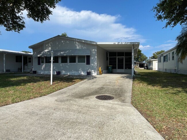 Foto del edificio - 2 BR 2 BATH Annual Rental in Barefoot Bay Available JUNE 2025