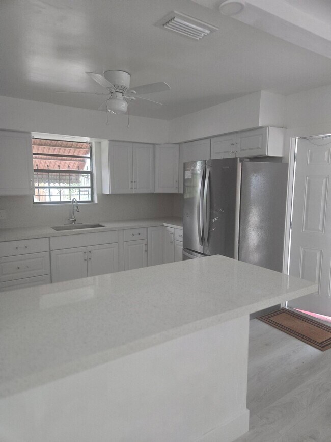 Building Photo - 930 N K St