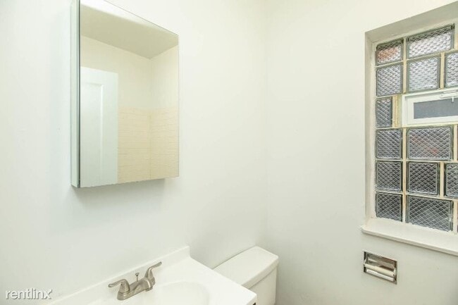 Building Photo - 2 br, 1 bath Apartment - 1409 W 80th St