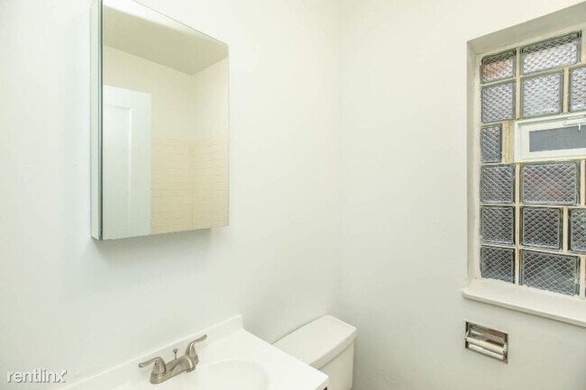 Foto del edificio - 2 br, 1 bath Apartment - 1409 W 80th St