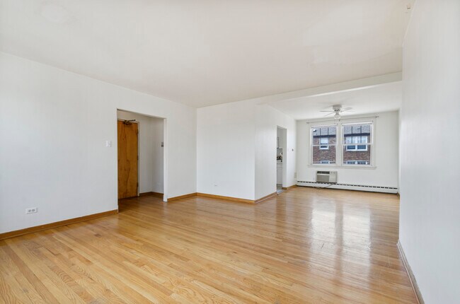 Building Photo - 2422 W Farragut Ave