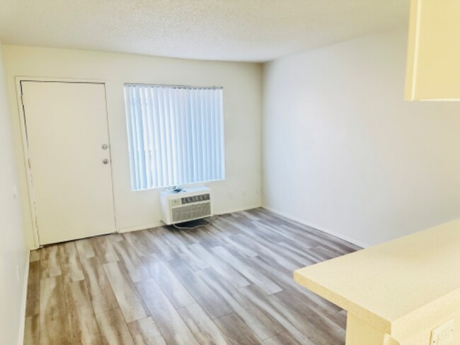 Foto del edificio - 7507 Woodman Ave