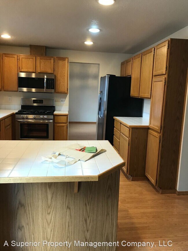 Building Photo - 3 br, 2.5 bath House - 953 NE Providence Dr.