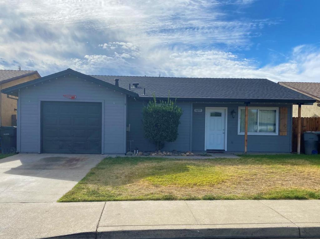 1659 Valmor Ct House Rental in Oakdale, CA