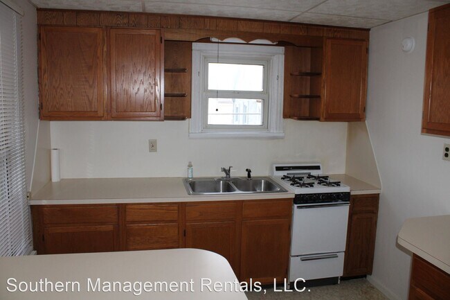 Building Photo - 2 br, 1 bath House - 315 Sixth St. 2nd floor