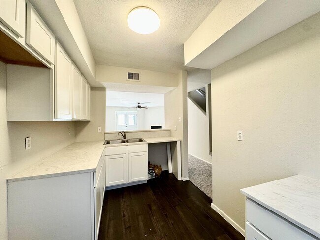 Building Photo - 8644 Victorian Village Dr