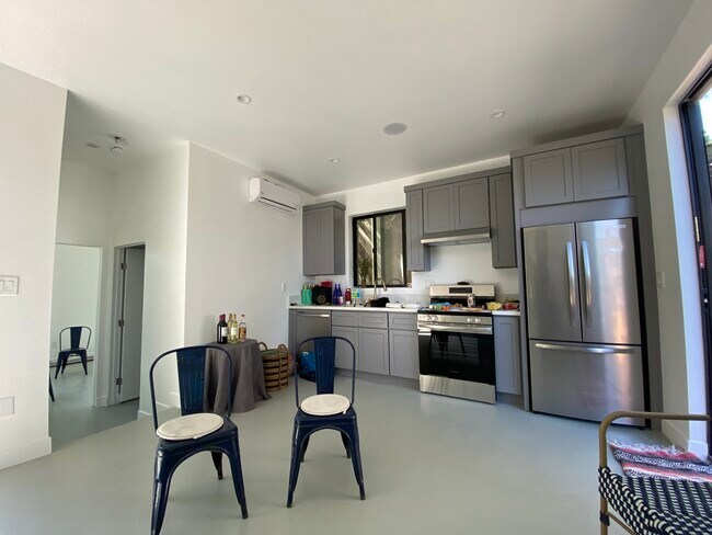 Nueva cocina abierta con toques elevados. - 4435 Radium Dr