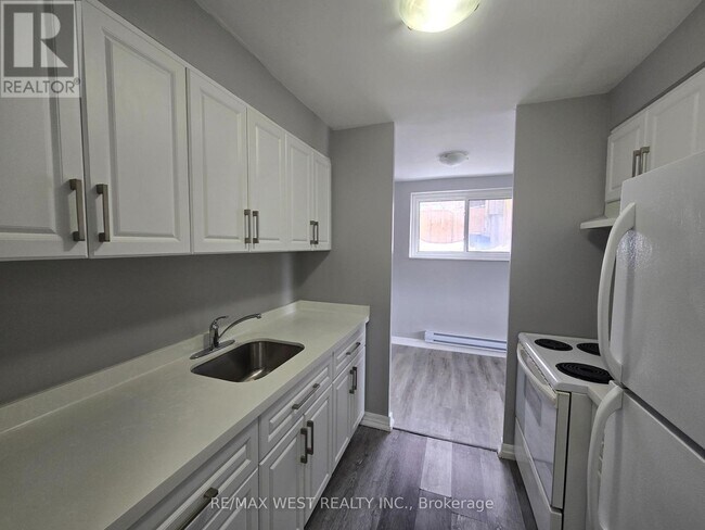 Building Photo - 80 William St W