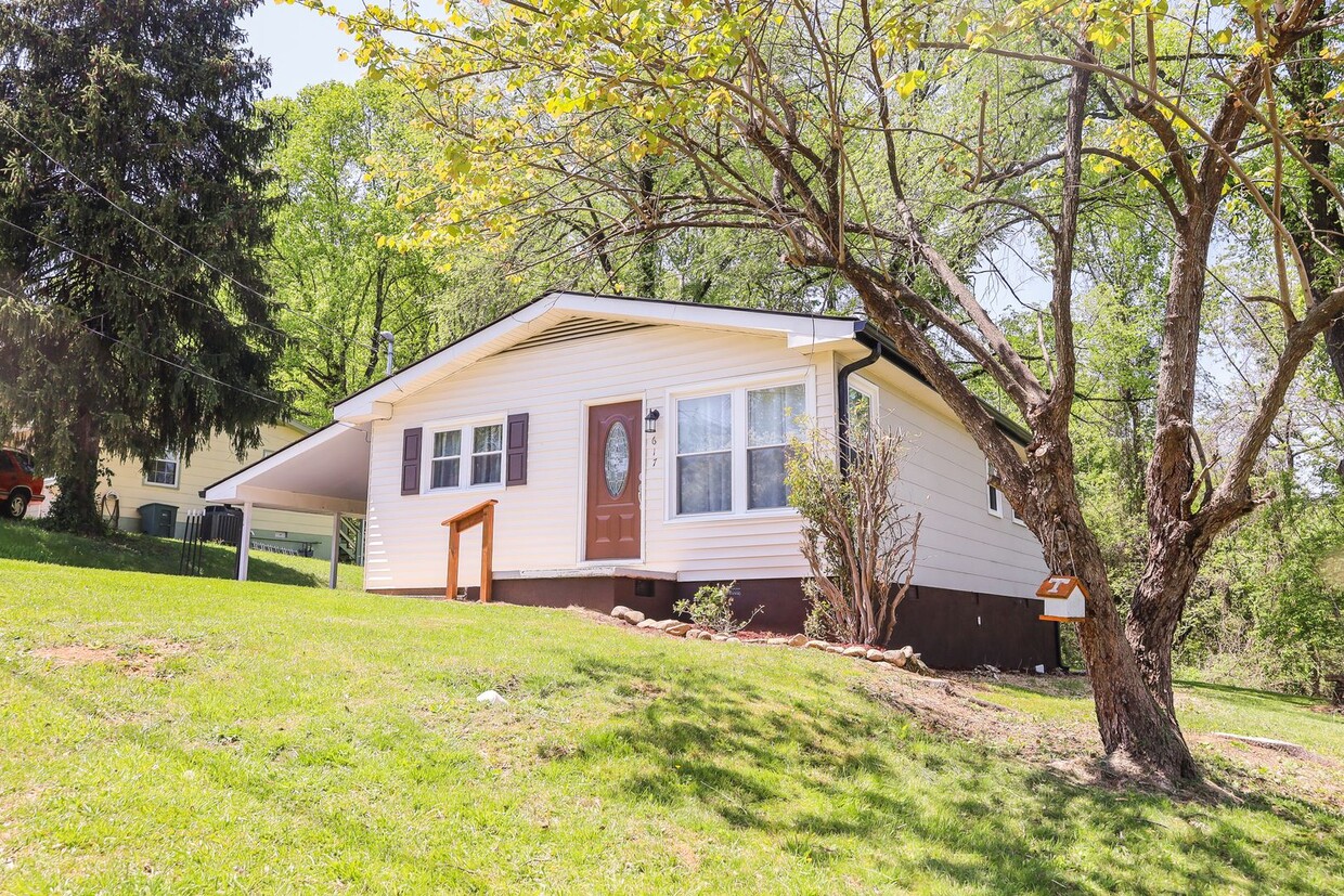 Foto principal - 2 bedroom and 1 bath bungalow in Elizabethon
