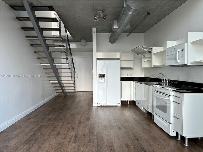 Foto del edificio - 690 SW 1st Ct