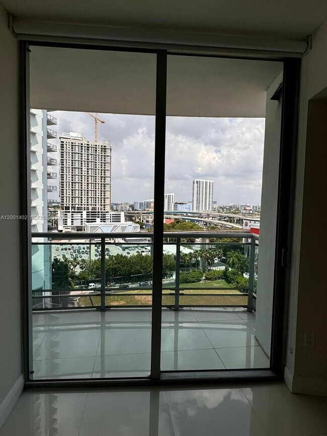 Foto del edificio - 350 S Miami Ave