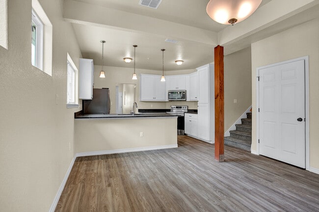 Building Photo - 1070 E Cedar St