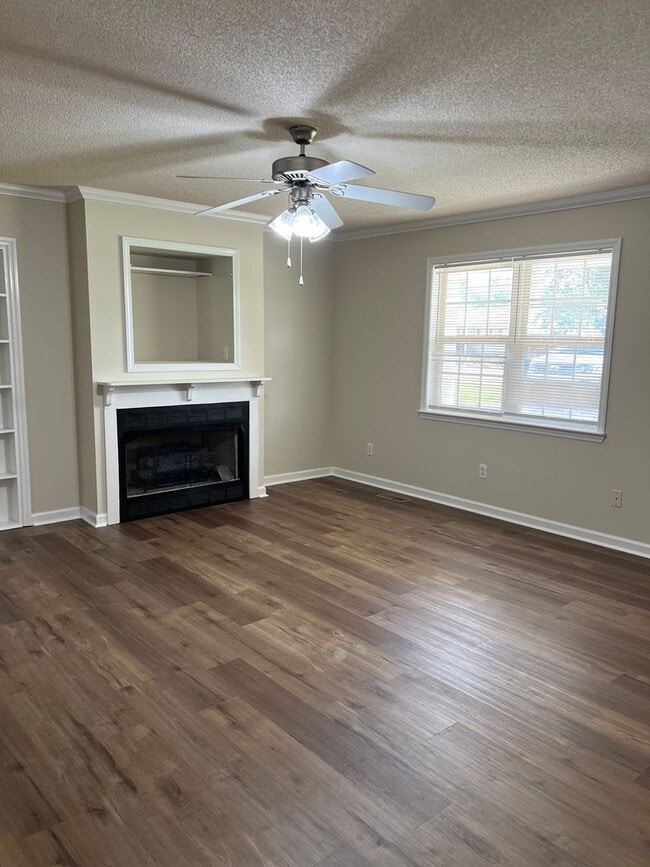 Building Photo - 3 Bedroom, 2 Bath Home
