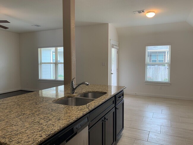 Foto del edificio - LOVELY ONE STORY HOME WITH EASY ACCESS TO ...