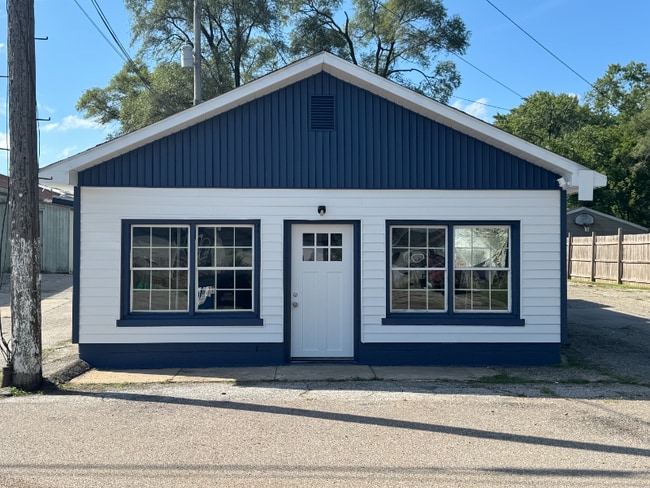 Building Photo - 110 W Willow Dr