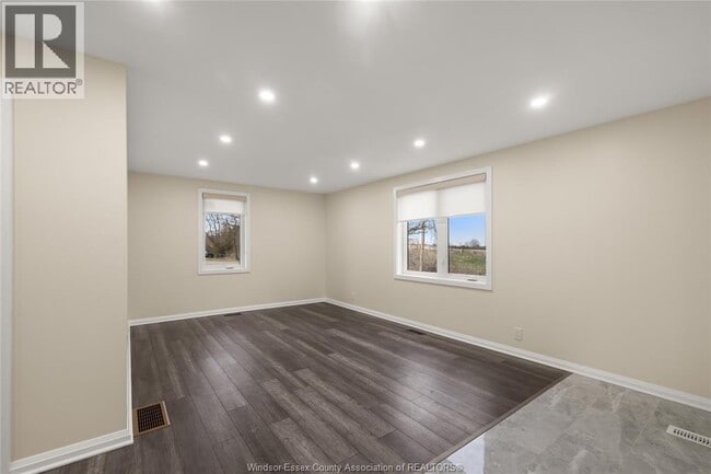 Building Photo - 1219 Lakeshore Rd 105