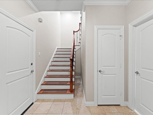 Building Photo - 405 Reinerman St