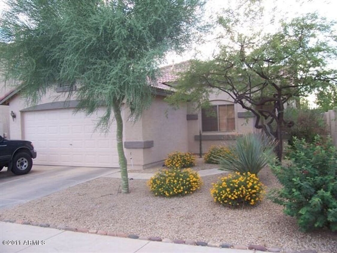 Primary Photo - 3 bed 2 bath with Nice Private Yard!