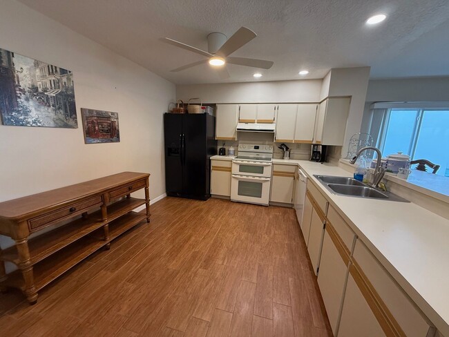 Building Photo - 1477 Park Beach Cir