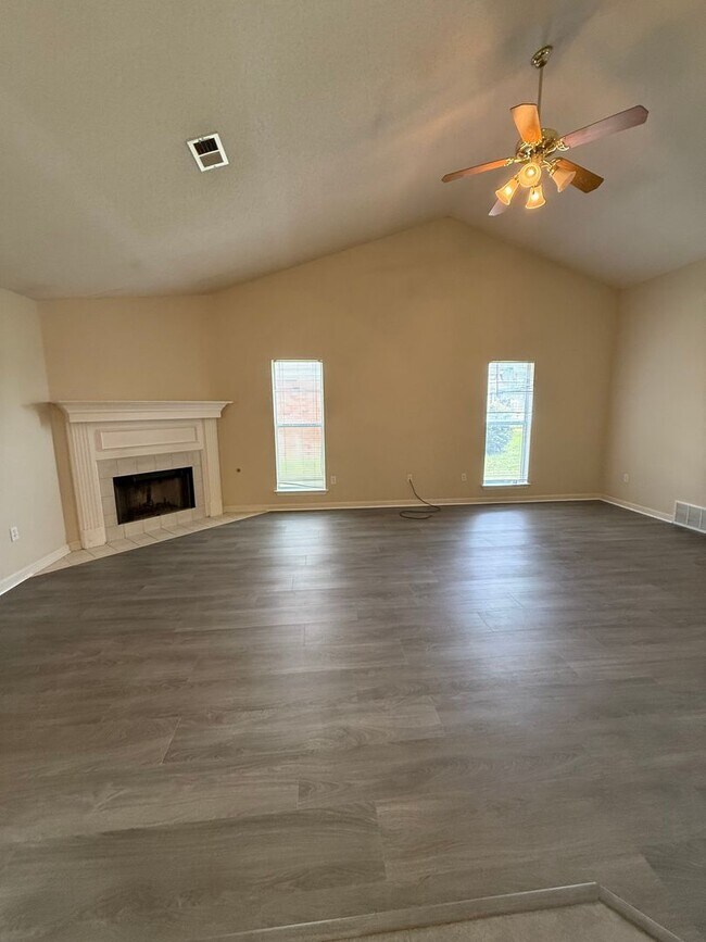 Foto del edificio - ****JUST REDUCED****4126 Triple Crown Loop...