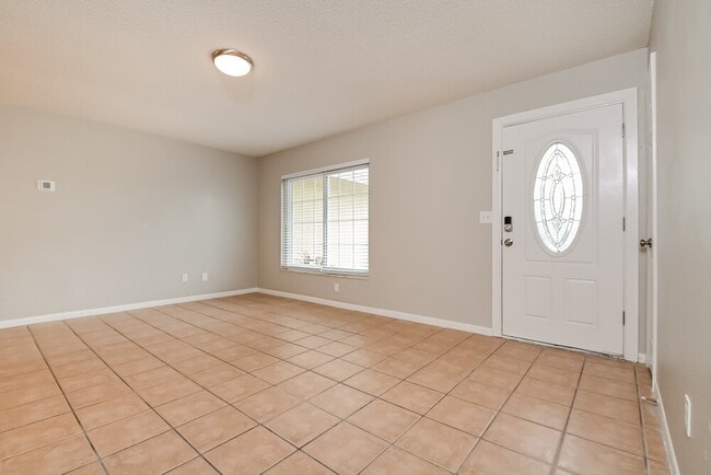 Building Photo - 420 Silver Hill Dr