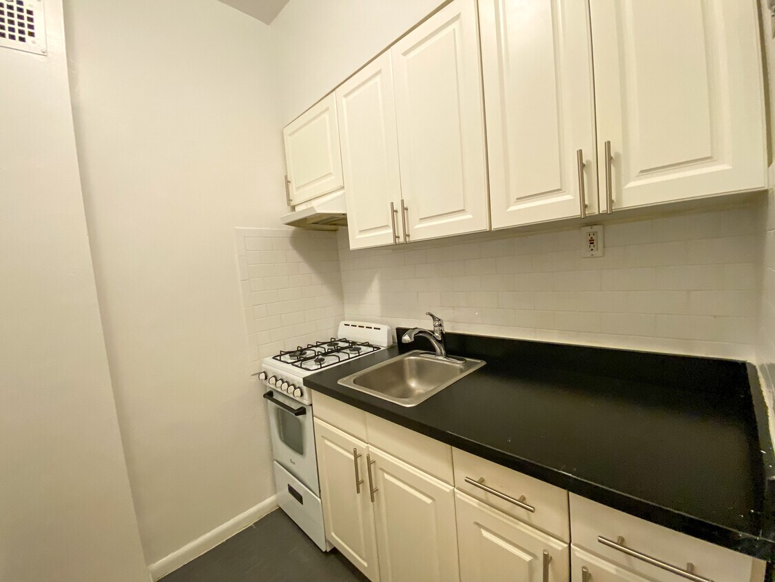 Foto principal - 420 E 83rd St