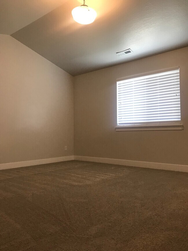Foto del edificio - 3 bedroom/ 2.5 bathroom house in Herriman