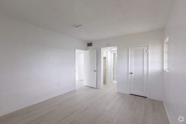 Bedroom Apartment #M3 With Bathroom - Esquire Apartments