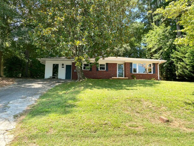 Foto del edificio - 3 Bedroom Brick Ranch House in a Great Location!