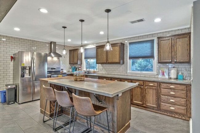 Building Photo - 808 Roseview Dr