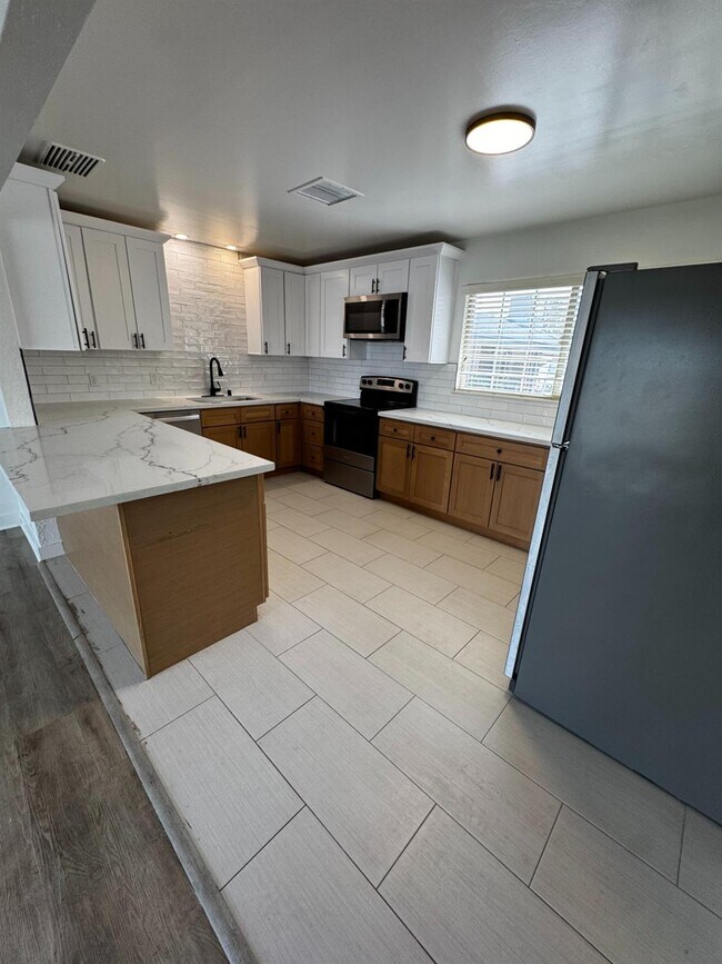 Foto del edificio - 245 E Herndon Ave