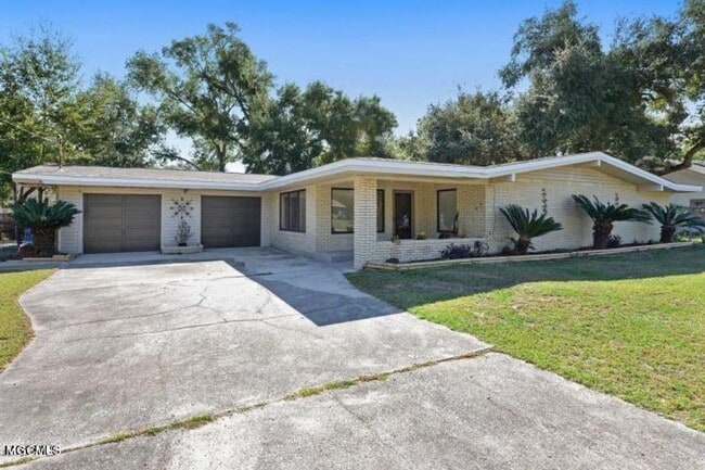 Photo - 320 Lakeview Boulevard House