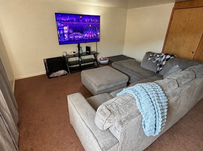 Building Photo - 40 W Fifth Ave