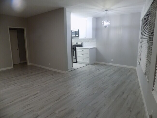 Foto del edificio - 646 S Barrington Ave