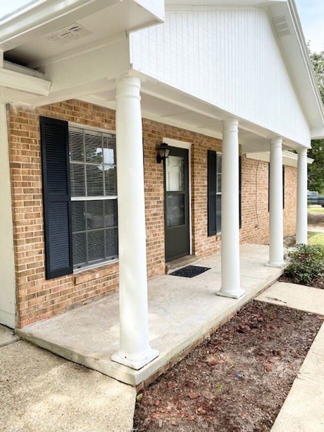 Building Photo - 3 Bedroom 2 Bath Home for Rent - Includes ...