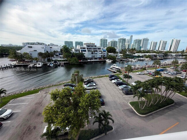 Foto del edificio - 400 Kings Point Dr