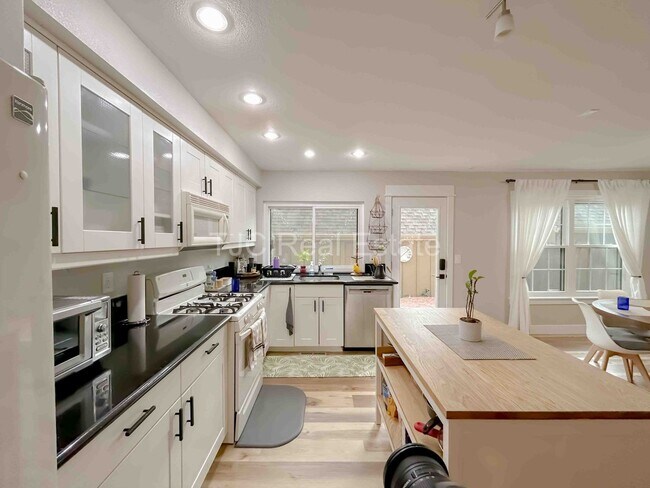 Foto del edificio - Townhome in the Cherry Creek School District!