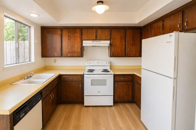 Foto del edificio - 2 Bedroom Townhouse Style Apartment with Private Fenced Patio