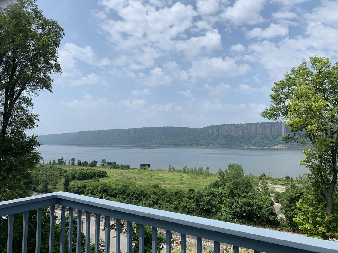 Wonderful river views on private deck! - 395 Warburton Ave