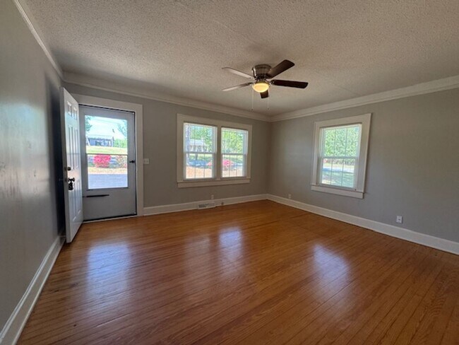 Foto del edificio - Cute Bungalow home with hardwoods - 2 bedrooms, 1 full bath - nice size yard