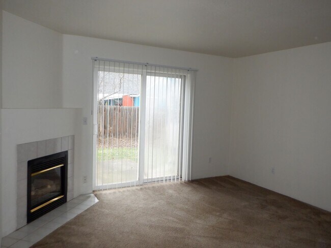Building Photo - Single Level 2 Bed/2 Bath End Unit with Garage - Hemlock Ave