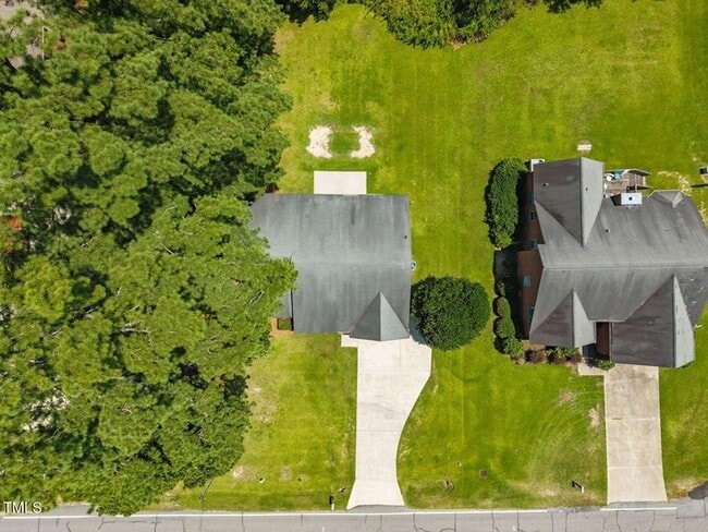 Building Photo - 450 Main St