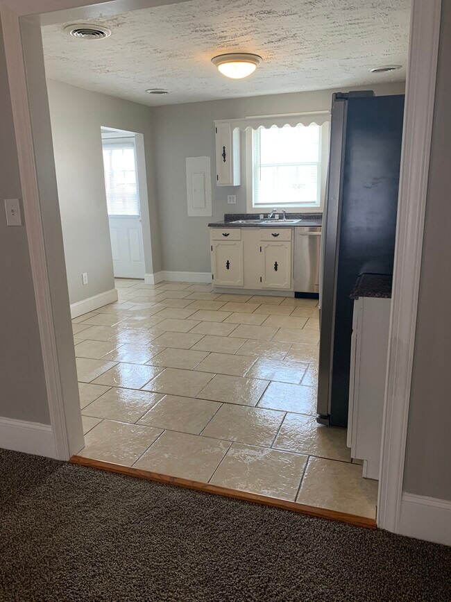 Building Photo - 714 Oak St