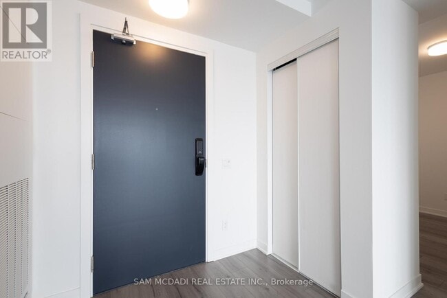 Photo du bâtiment - 405-405 Dundas St W