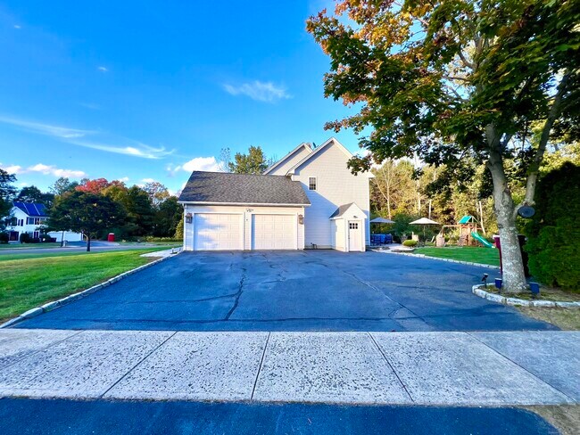 Building Photo - 4 Cobblestone Ct
